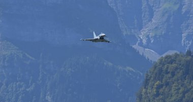 Mollis, İsviçre, 19 Ağustos 2023: Sinsi Eurofighter Typhoon jeti dağlık araziye karşı uçuyor, metin için fotokopi alanı var.