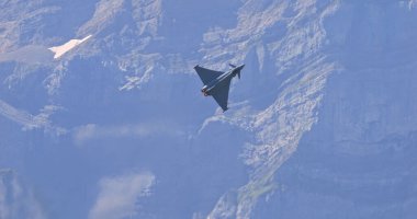 Mollis, İsviçre, 19 Ağustos 2023: Eurofighter Typhoon Alplerde yüksek G dönüşü gerçekleştirdi.