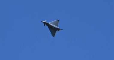 Mollis, İsviçre, 19 Ağustos 2023: Eurofighter Typhoon Alp coğrafyasının üzerindeki gökyüzünde devriye geziyor.