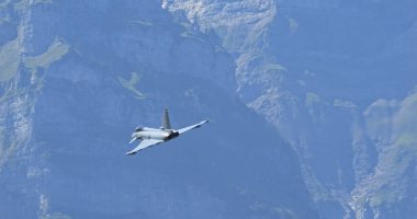 Mollis İsviçre 19 Ağustos 2023: Yeşil Alp Vadisi 'ndeki dağlara yakın bir uçuşta avcı uçağı. Alman Hava Kuvvetleri 'nden Eurofighter Typhoon. Boşluğu Kopyala.