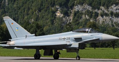 Mollis İsviçre 19 Ağustos 2023: Güneşli bir günde Savaş Jeti Hava Üssü Pistine Fren Paraşütüyle iniş yaptı. Uzayı kopyala Alman Hava Kuvvetleri 'nden Eurofighter Typhoon.