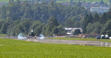 Mollis İsviçre 19 Ağustos 2023: Güneşli bir günde Savaş Jeti Hava Üssü Pistine Fren Paraşütüyle iniş yaptı. Uzayı kopyala Alman Hava Kuvvetleri 'nden Eurofighter Typhoon.