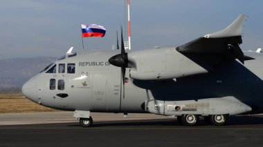 Cerklje ob Krki Slovenya 20 Aralık 2023: Slovenya Bayrağı Bir Kargo Uçağının Üzerinde Dalgalanıyor. Slovenya Hava Kuvvetleri 'nden Alenia Leonardo C-27J Spartan Martin Krpan. Boşluğu Kopyala.