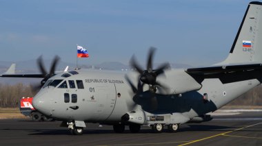 Cerklje ob Krki Slovenya 20 Aralık 2023: Slovenya Bayrağı Bir Kargo Uçağının Üzerinde Dalgalanıyor. Slovenya Hava Kuvvetleri 'nden Alenia Leonardo C-27J Spartan Martin Krpan. Boşluğu Kopyala.