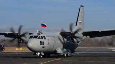 Cerklje ob Krki Slovenya 20 Aralık 2023: Slovenya Bayrağı Bir Kargo Uçağının Üzerinde Dalgalanıyor. Slovenya Hava Kuvvetleri 'nden Alenia Leonardo C-27J Spartan Martin Krpan. Boşluğu Kopyala.