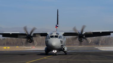 Cerklje ob Krki Slovenya 20 Aralık 2023: Askeri Pervane Modern NATO Kargo Uçak Taksisi Havaalanı Pistinde. Slovenya Hava Kuvvetleri 'nden Alenia Leonardo C-27J Spartan Martin Krpan. Boşluğu Kopyala.