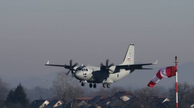 Cerklje ob Krki Slovenya 20 Aralık 2023: Askeri Kargo Gri Turboprop Uçak İnişi. Slovenya Hava Kuvvetleri 'nden Alenia Leonardo C-27J Spartan Martin Krpan. Boşluğu Kopyala.