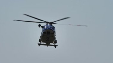 Maribor, Slovenya, 15 Ağustos 2021: Mavi ve beyaz bir polis helikopteri hava gösterisi seyircilerinin önüne indi, yakın bir cephede görüntülendi. Slovenya Polisi 'nden Leonardo Helikopterleri AW169.