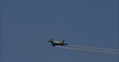 Atina, Yunanistan, 3 Eylül 2023: Kraliyet Suudi Hava Kuvvetleri 'nden Eurofighter Typhoon, yüksek G Schneider dönüşü gerçekleştirerek, art brülörlerle hızlı bir ivme kazandığını gösterdi.