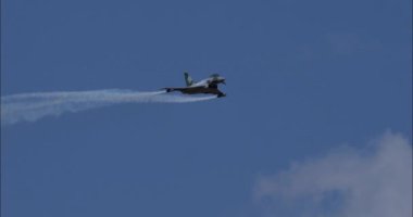 Atina, Yunanistan, 3 Eylül 2023: Muharebe uçakları duman izleriyle vurgulanan olağanüstü yüksek açılı AOA manevralarını gerçekleştirdi. Kraliyet Suudi Hava Kuvvetleri Avro Savaşçısı Tayfunu