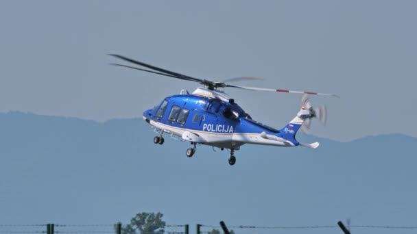 2021年8月15日 スロベニアのマリボル スロベニア スロベニア警察のヘリコプターは マリボル空港に着陸するための慎重なアプローチを行います スロベニア警察のレオナルド ヘリコプターAw169 — ストック動画