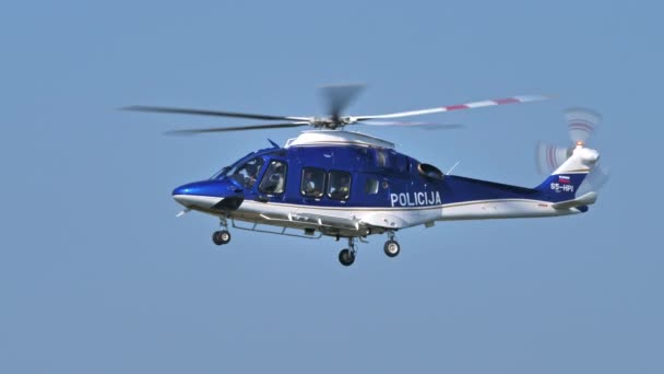 Maribor Eslovenia Agosto 2021 Helicóptero Policial Con Tren Aterrizaje Cielo — Vídeo de stock