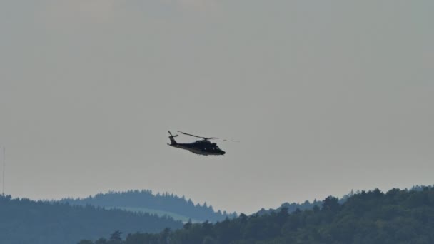 슬로베니아 마리보르 2021년 15일 헬리콥터의 어두운 실루엣은 계곡을 고속으로 날아갑니다 — 비디오
