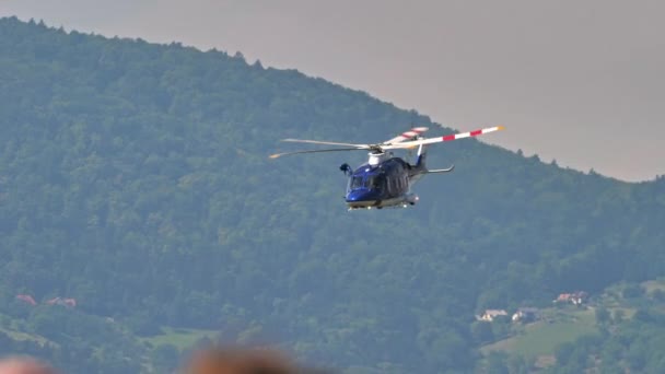 2021年8月15日 スロベニアのマリボル 最高速度の警察ヘリコプターは 空港と銀行を右端に低高度パスを実行します スロベニア警察のレオナルド ヘリコプターAw169 — ストック動画