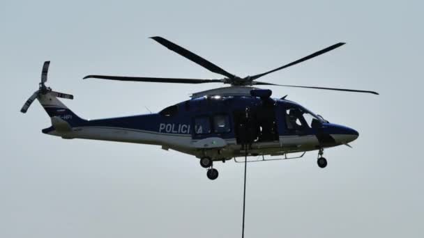 2021年8月15日 斯洛文尼亚马里博 警察快速下降 紧紧抓住悬停在空中的警察直升机上的绳子 斯洛文尼亚警察的Leonardo Helicopters Aw169 — 图库视频影像