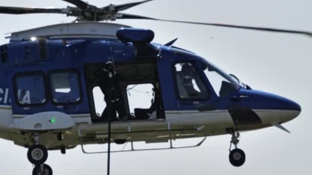 2021年8月15日 斯洛文尼亚马里博 一名警察在直升机驾驶舱内将一根绳子松开并摔到地上时的近照 斯洛文尼亚警察的Leonardo Helicopters Aw169 — 图库视频影像
