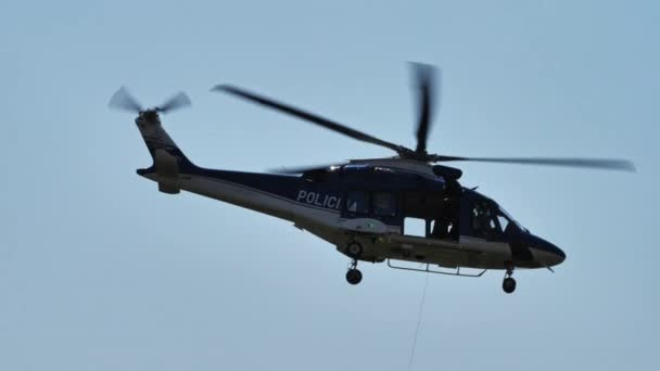 2021年8月15日 スロベニア警察のヘリコプターは ストレッチャーで負傷した人を回収し ウィンチを持つ救助者を船上に出発します レオナルド Aw169 — ストック動画
