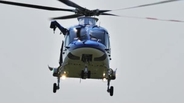 2021年8月15日 斯洛文尼亚马里博尔 一架蓝白相间的斯洛文尼亚警察直升机在盘旋中向观众鞠躬 然后放下起落架离开 莱昂纳多Aw169 — 图库视频影像