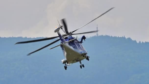 2021年8月15日 斯洛文尼亚马里博尔 警察直升机进行缓慢 低高度的圆形巡逻 放下起落架 斯洛文尼亚警察的Leonardo Helicopters Aw169 — 图库视频影像
