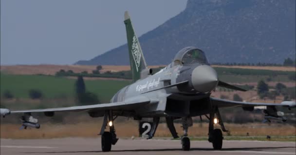 アテネ ギリシャ 2023年9月3日 離陸のための滑走路に向かう戦闘ジェットタクシー アラビア語の碑文が付いている垂直安定装置のクローズアップを特色にします サウジアラビア空軍のユーロファイター台風 — ストック動画