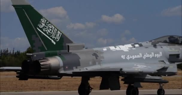 希腊雅典 2023年9月3日 战斗机从滑雪板后面向起飞 机身上装饰着阿拉伯装饰 沙特阿拉伯皇家空军的欧洲战斗机台风 — 图库视频影像