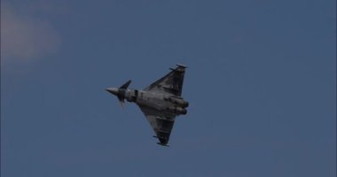 Atina Yunanistan 3 Eylül 2023: Gelişmiş hava kapasitesi gösteren, art brülörlerle yükselen modern süpersonik hava aracı. Kraliyet Suudi Hava Kuvvetleri Avro Savaşçısı Tayfunu