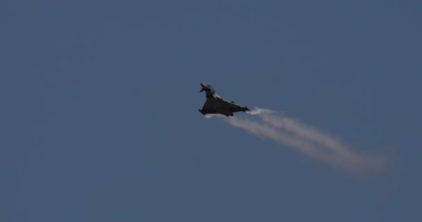 希腊雅典2023年9月3日 战斗机低速高角飞行 显示了现代战斗机的先进机动性 沙特阿拉伯皇家空军的欧洲战斗机台风 — 图库视频影像