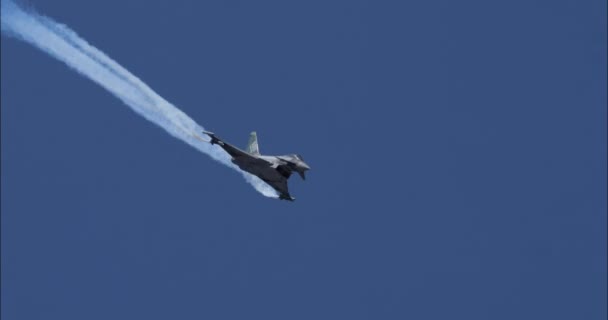 アテネ ギリシャ 2023年9月3日 クローズアップされたショットは アフターバーナーで青空を飛び抜ける超音速インターセプター戦闘機を撮影します サウジアラビア空軍のユーロファイター台風 — ストック動画