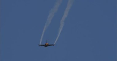 Atina Yunanistan 3 Eylül 2023: Avcı jeti, mavi gökyüzüne karşı, kanat uçlarından gelen beyaz duman izleriyle yarım daire şeklinde bir seri dönüş yaptı. Kraliyet Suudi Hava Kuvvetleri Avro Savaşçısı Tayfunu