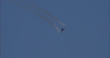 Atina 3 Eylül 2023: Süpersonik avcı uçağı yüksek hızlı bir uçuşla mavi gökyüzünde seyahat ediyor. Kraliyet Suudi Hava Kuvvetleri Avro Savaşçısı Tayfunu