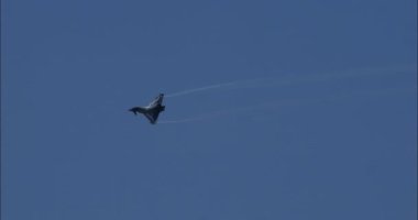 Atina Yunanistan 3 Eylül 2023: Açık mavi bir gökyüzünün zeminine karşı havada uçan modern bir savaş uçağının uzak bir silueti. Kraliyet Suudi Hava Kuvvetleri Avro Savaşçısı Tayfunu.