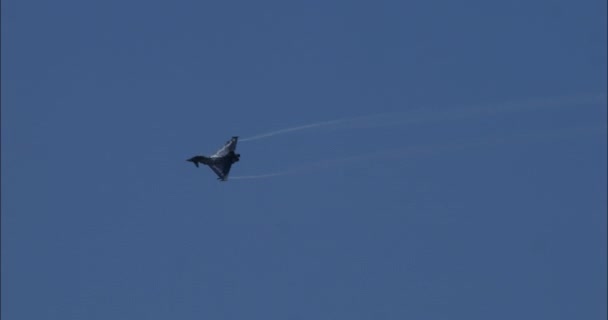 2023年9月3日 希腊雅典 一架现代战斗机在蓝天的背景下在飞行中被捕获 沙特阿拉伯皇家空军的欧洲战斗机台风 — 图库视频影像