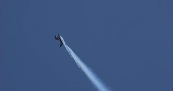 希腊雅典 2023年9月3日 战斗机优雅地模拟战斗演习 在明亮的蓝天下进行 沙特阿拉伯皇家空军的欧洲战斗机台风 — 图库视频影像