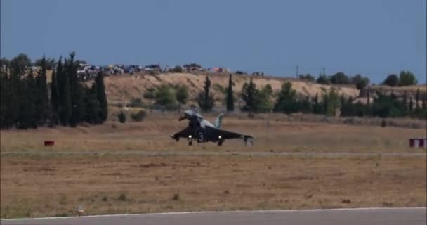 希腊雅典2023年9月3日 着陆后 一架战斗机在跑道上高鼻飞行 使用空气动力刹车减速 沙特阿拉伯皇家空军的欧洲战斗机台风 — 图库视频影像