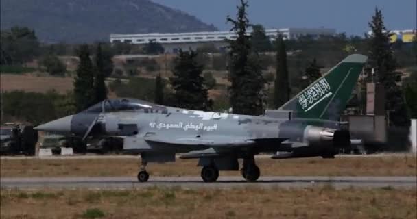 希腊雅典2023年9月3日 拦截战斗机喷气式滑翔机降落后降落在跑道上 展示了沙特阿拉伯的国旗 沙特阿拉伯皇家空军的欧洲战斗机台风 — 图库视频影像