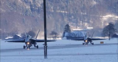 Meiringen, İsviçre, 19 Ocak 2023: Dünya Ekonomi Forumu güvenliği için kar içindeki İsviçre F-18 Hornets taksisi, askeri hassasiyet ve güç gösterisi. İsviçre Hava Kuvvetleri 'nden McDonnell Douglas F-18 Hornet