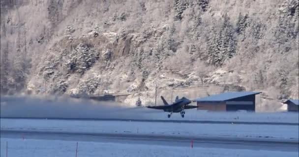 瑞士Meiringen 2023年1月19日 来自冬季雪地山地山谷空军基地的战斗机喷气式起飞 以保护达沃斯世界经济论坛 麦克唐纳道格拉斯F 18大黄蜂瑞士空军 — 图库视频影像