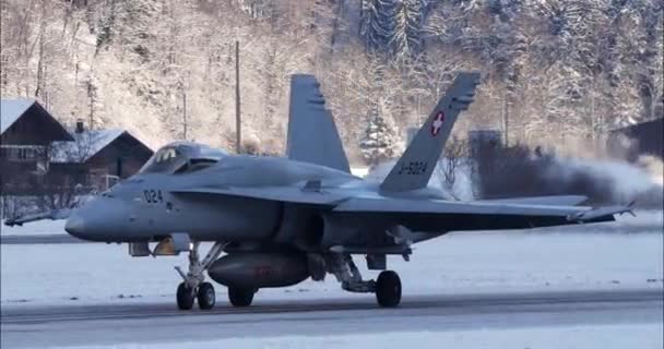 Meiringen Svizzera Gennaio 2023 Fighter Jet Taxiing Snow Covered Valley — Video Stock
