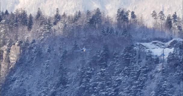 スイスのミリンゲン 2023年1月19日 スイス空軍のマクドネル ダグラスF 18ホーネット戦闘ジェット雪のアルプス渓谷に着陸し ダボス世界経済フォーラムWef空域を確保 — ストック動画
