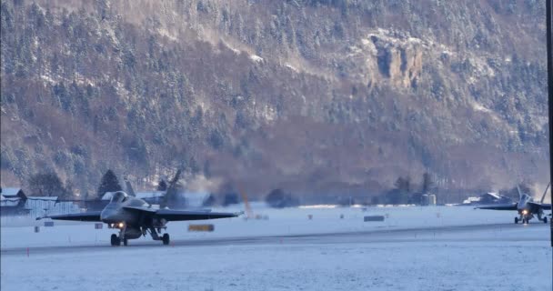 Meiringen Svizzera Gennaio 2023 Due Mcdonnell Douglas Hornets Rullaggio Sulla — Video Stock