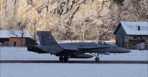 Meiringen Switzerland January 2023 Swiss Military Grey Jet Aircraft Slows — Stockvideo