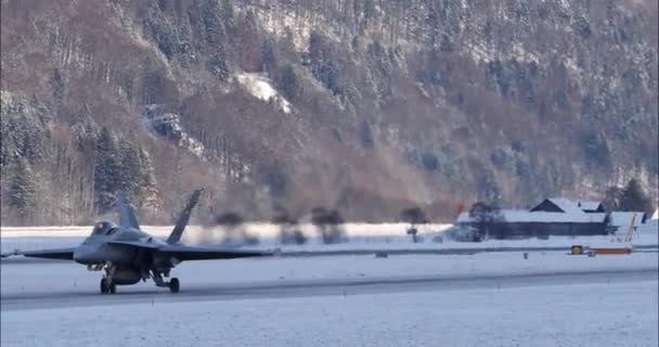 Meiringen Switzerland January 2023 Fighter Jet Taxis Runway Surrounded Breathtaking — стоковое видео