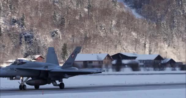 Meiringen Switzerland January 2023 Combat Aircraft Taxis Snow Covered Airbase — Video Stock