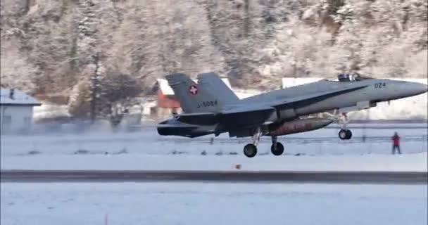 Meiringen Schweiz Januar 2023 Kampfflugzeuge Heben Vor Einer Atemberaubenden Schneebedeckten — Stockvideo