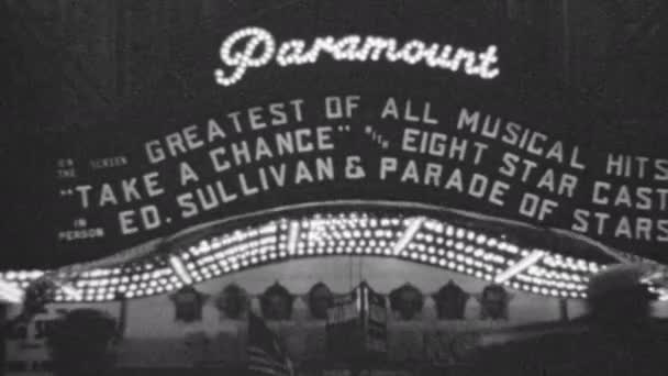 Πεζοί Και Κίνηση Μπροστά Από Θέατρο Paramount Κτίριο Στη Νέα — Αρχείο Βίντεο