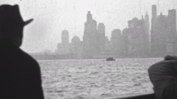 人々はハドソン川沿いの高層ビルやボートの景色を楽しんでいます 素晴らしい都市景観が進歩を呼び起こします 1930年代 ニューヨーク シティ ブラック ホワイト ヴィンテージ — ストック動画