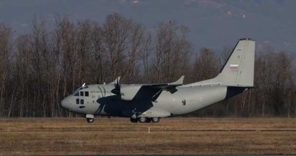 2023年12月20日 スロベニアのクルッキー スロベニア スロベニア空軍のレオナルドC 27Jスパルタンが着陸後 ゆっくりと着陸した 秋の背景に対するサイドビュー — ストック動画