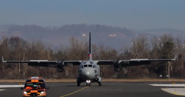 Cerklje Krki Eslovenia Diciembre 2023 Vista Frontal Avión Transporte Militar — Vídeos de Stock