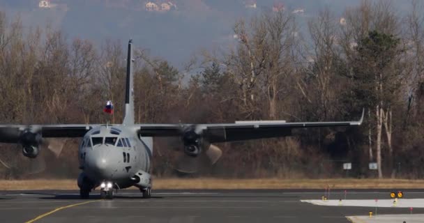 Cerklje Slovenië December 2023 Militair Transportvliegtuig Leonardo 27J Spartaanse Taxiën — Stockvideo