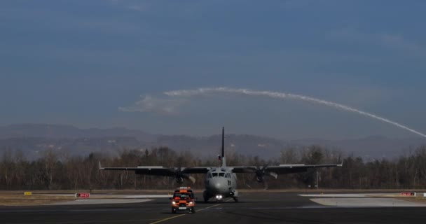 Словения Декабря 2023 Года Захватывающий Фронтальный Вид Военно Транспортного Самолета — стоковое видео